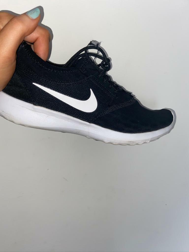 white nike trainers size 5